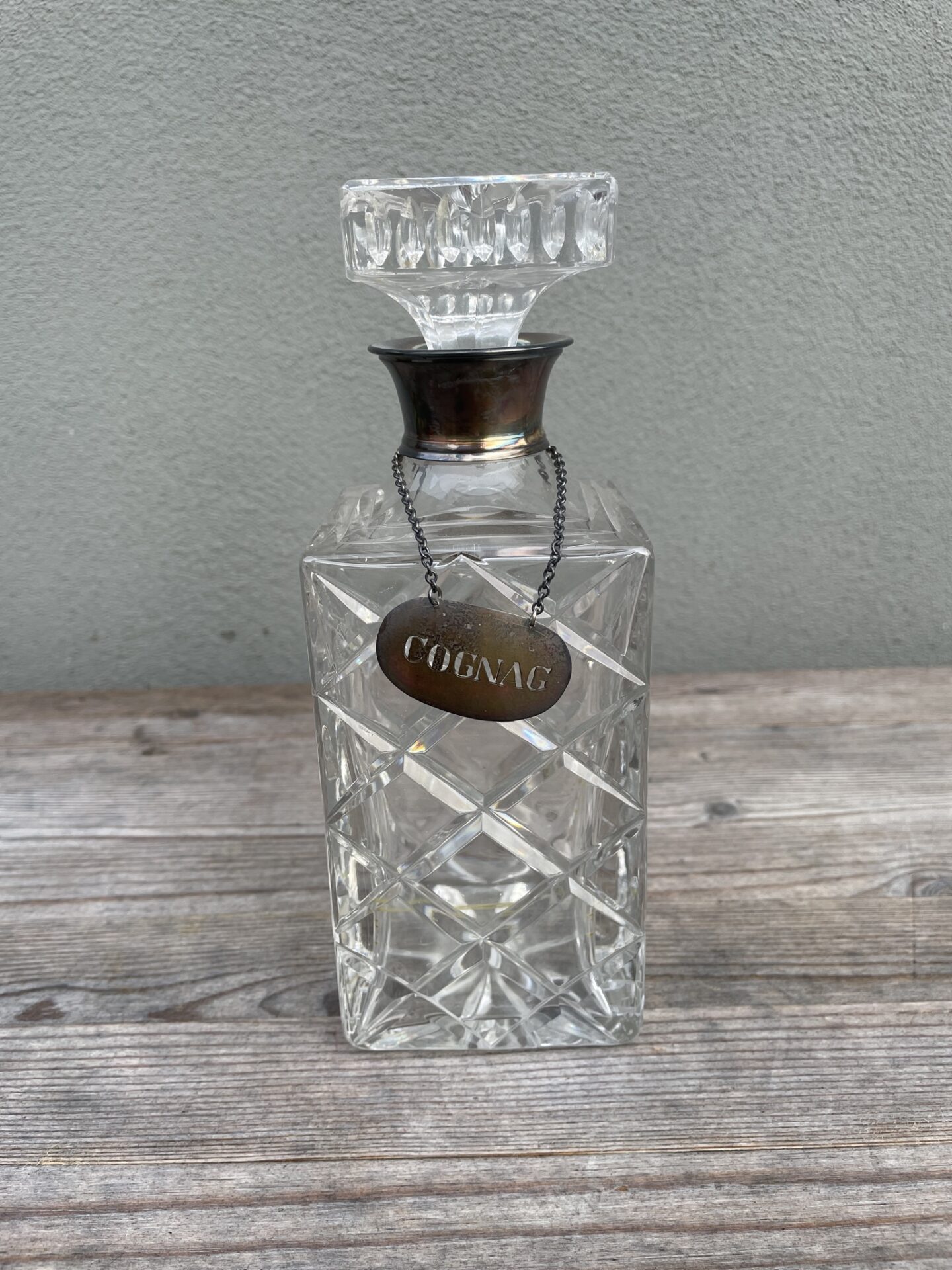 Gammel cognac karaffel med hals og skilt af sterling sølv, H=11 cm, velholdt, pris 600kr