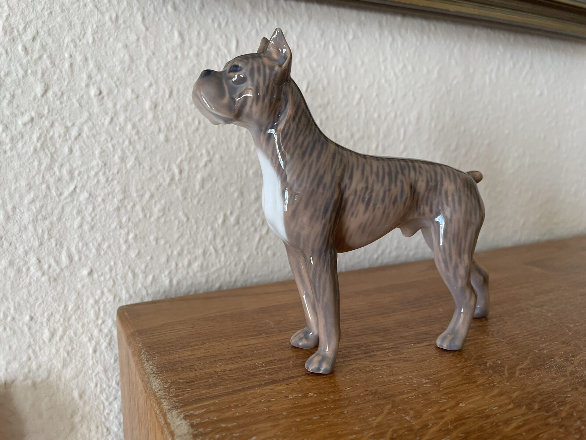 Kongelig porcelæn nr3634, 1. sort. Tigestribet Boxer, h= 14 cm pris 800kr